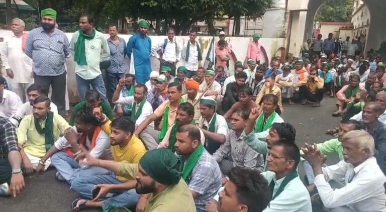 पीलीभीत:-भारतीय किसान यूनियन भानू के कार्यकर्ता ट्रैक्टर से पहुंचे कलेक्ट परिसर…