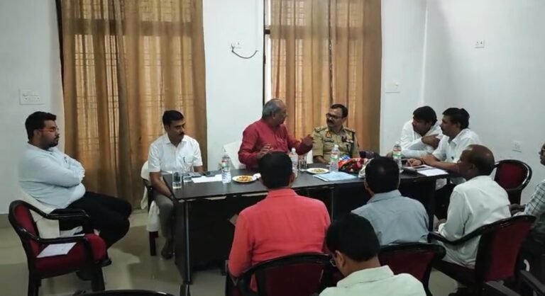 बलिया पहुंचे यूपी सरकार के केबिनेट मंत्री तथा निषाद पार्टी के राष्ट्रीय अध्यक्ष डा. संजय निषाद ने पीडब्ल्यूडी डाक बंगले में मीडिया से बातचीत की…