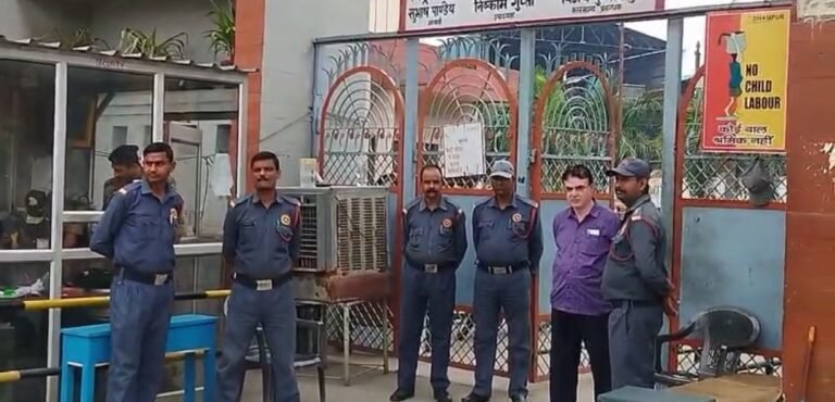 बिजनौर:-धामपुर चीनी मिल में आयकर विभाग की टीम पिछले 32 घंटे से जांच कर रही है…