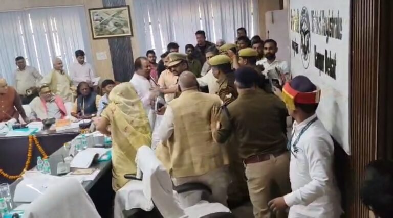 कानपुर देहात:-आमने सामने की बैठक में दोनों सांसद भीड़े..