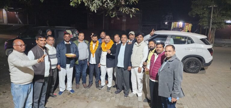 कानपुर देहात:-अकबरपुर तहसील अधिवक्ता समिति पुस्तकालय अध्यक्ष पद के चुनाव में मो०अयूब व अध्यक्ष पद के लिए विपिन चंद्र दीक्षित की ऐतिहासिक बड़ी जीत हुई..